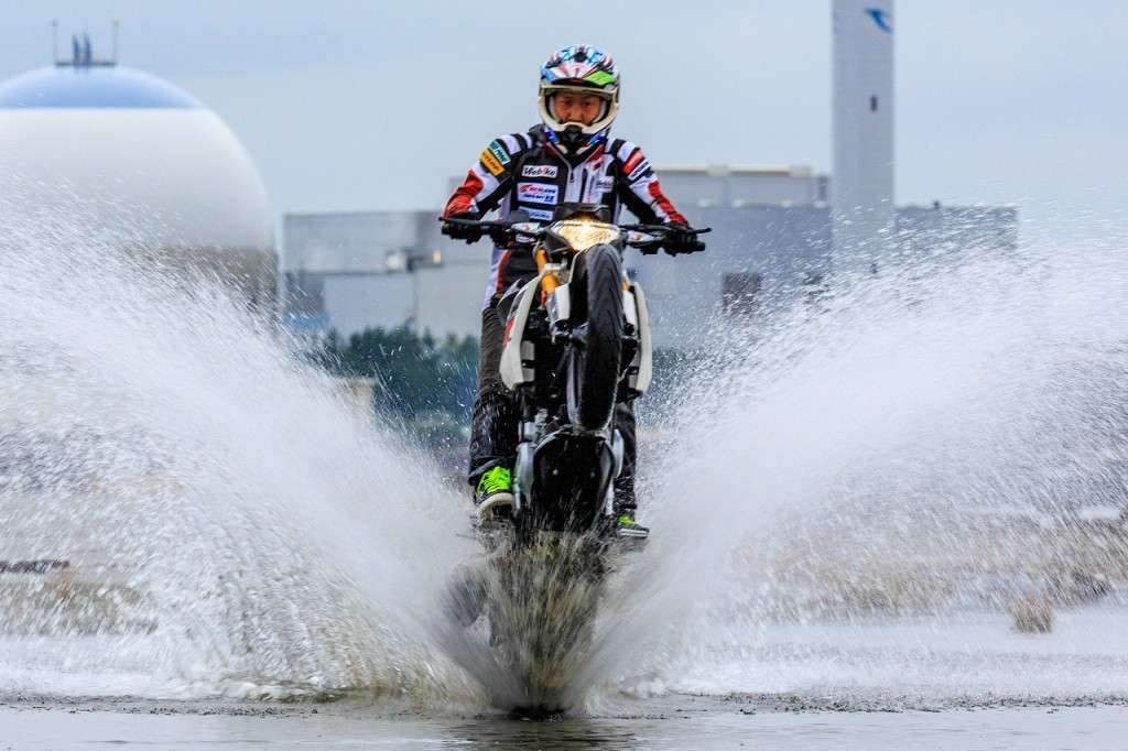 Stunt_BMWG310R_00