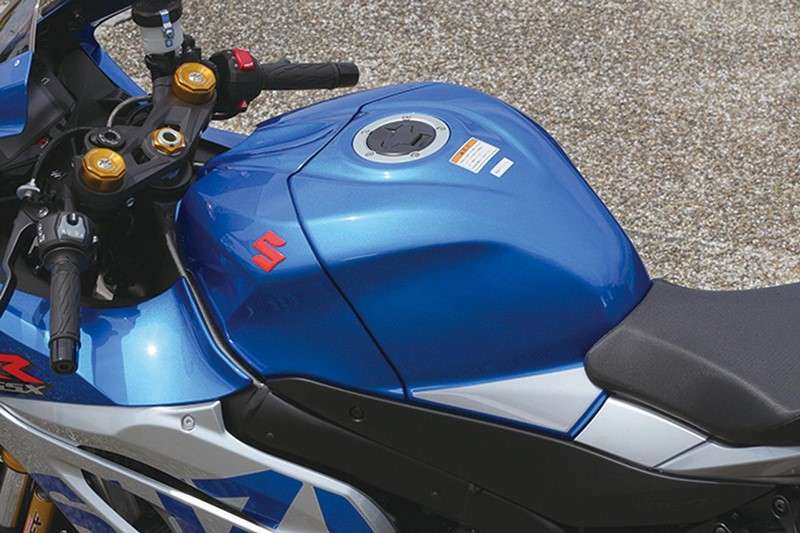 2020-suzuki-gsx-r1000r-silver-11