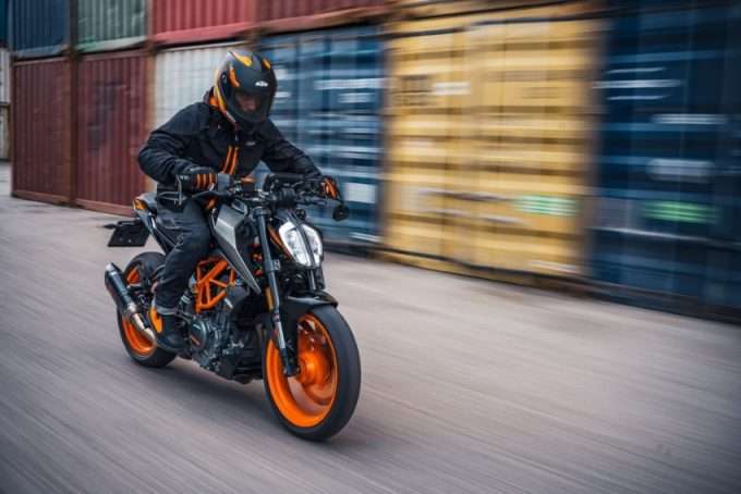 210208_KTM_01-_01_390duke-680x454