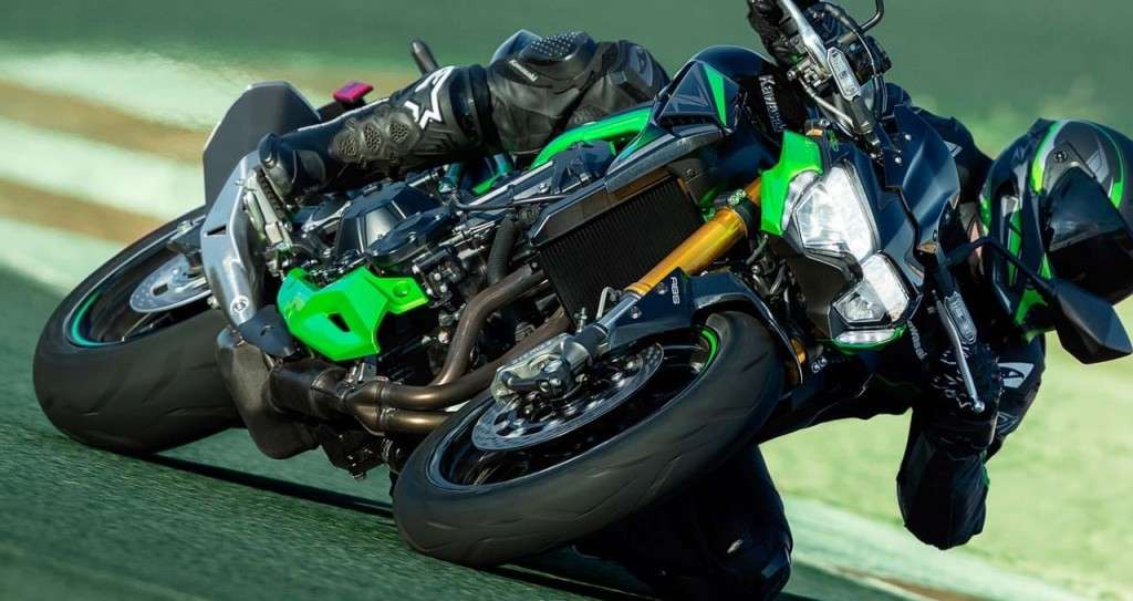 22MY_Kawasaki-Z900_SE_001