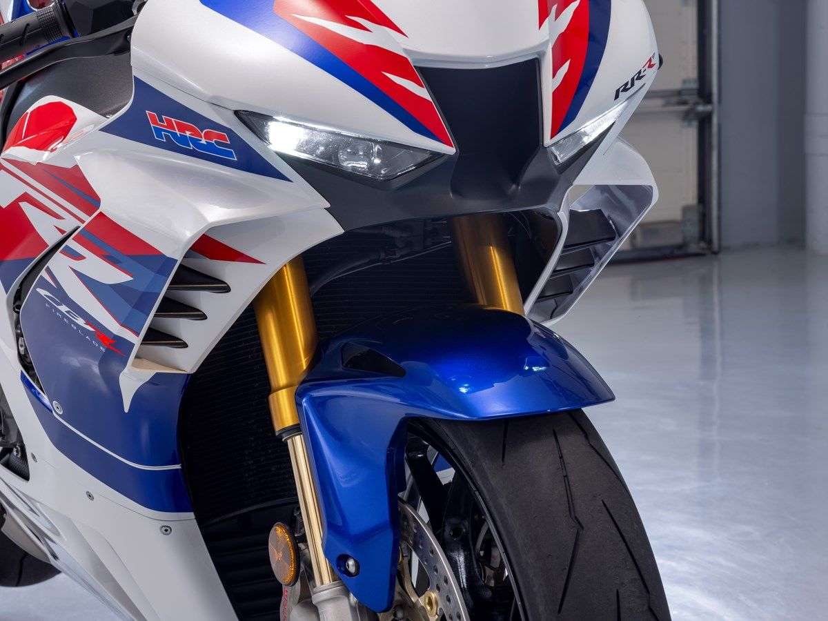 009_352066_22YM_HONDA_CBR1000RR-R_FIREBLADE_SP_30TH_ANNIVERSARY-1