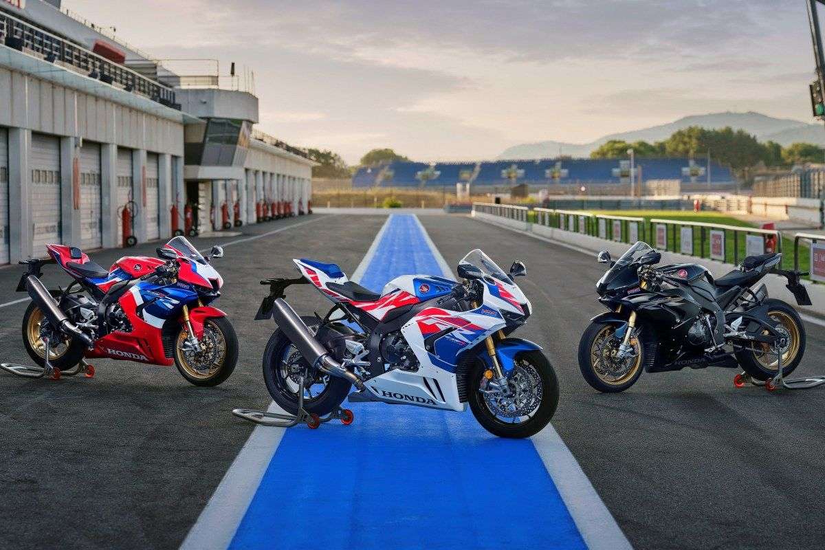 010_352122_22YM_HONDA_CBR1000RR-R_FIREBLADE-1_edited-