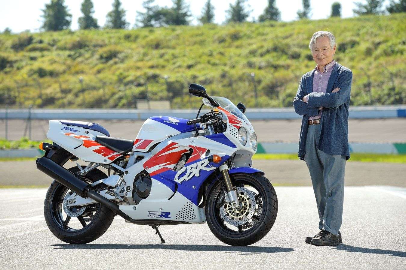 011_351967_22YM_HONDA_CBR1000RR-R_FIREBLADE_SP_30TH_ANNIVERSARY