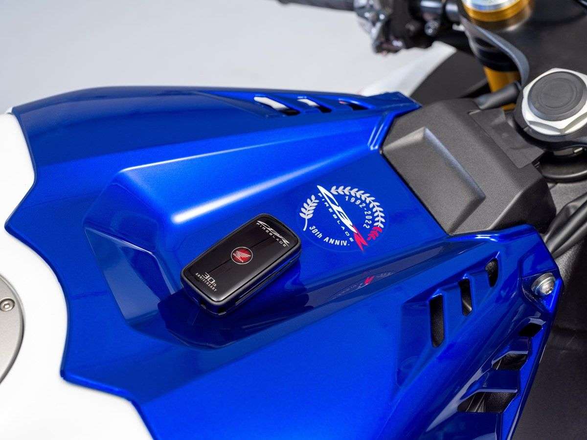 352063_22YM_HONDA_CBR1000RR-R_FIREBLADE_SP_30TH_ANNIVERSARY-1